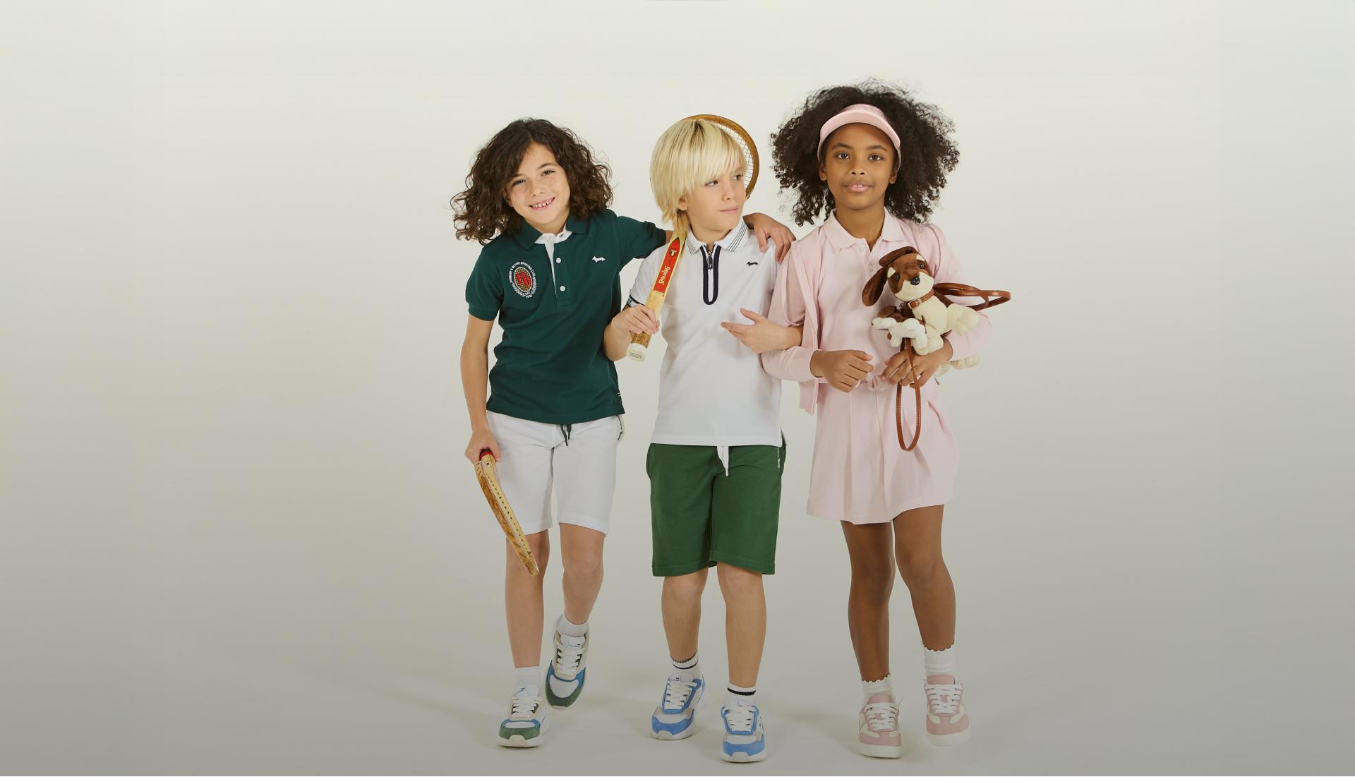 Uomo con felpa bordeaux e cappellino coordinato